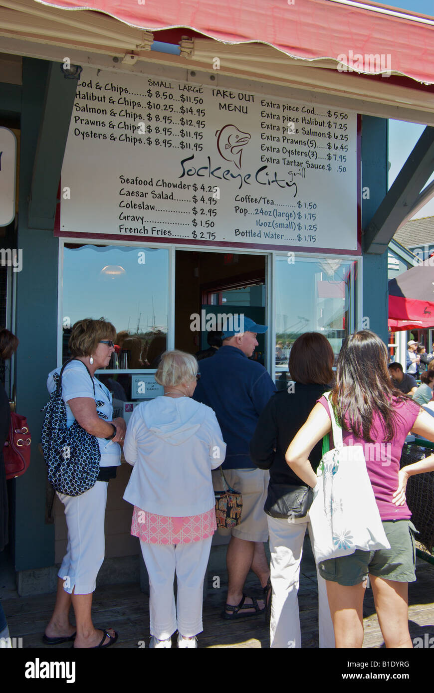 Line-up an eine beliebte Fish and Chips nehmen Restaurant auf Steveston Promenade Stockfoto