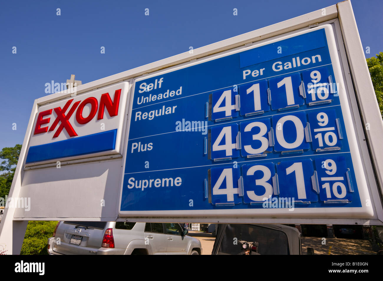 ARLINGTON VIRGINIA USA Benzin Preis Zeichen an Exxon-Tankstelle am 12. Juni 2008. Im Großraum Washington, DC. Stockfoto