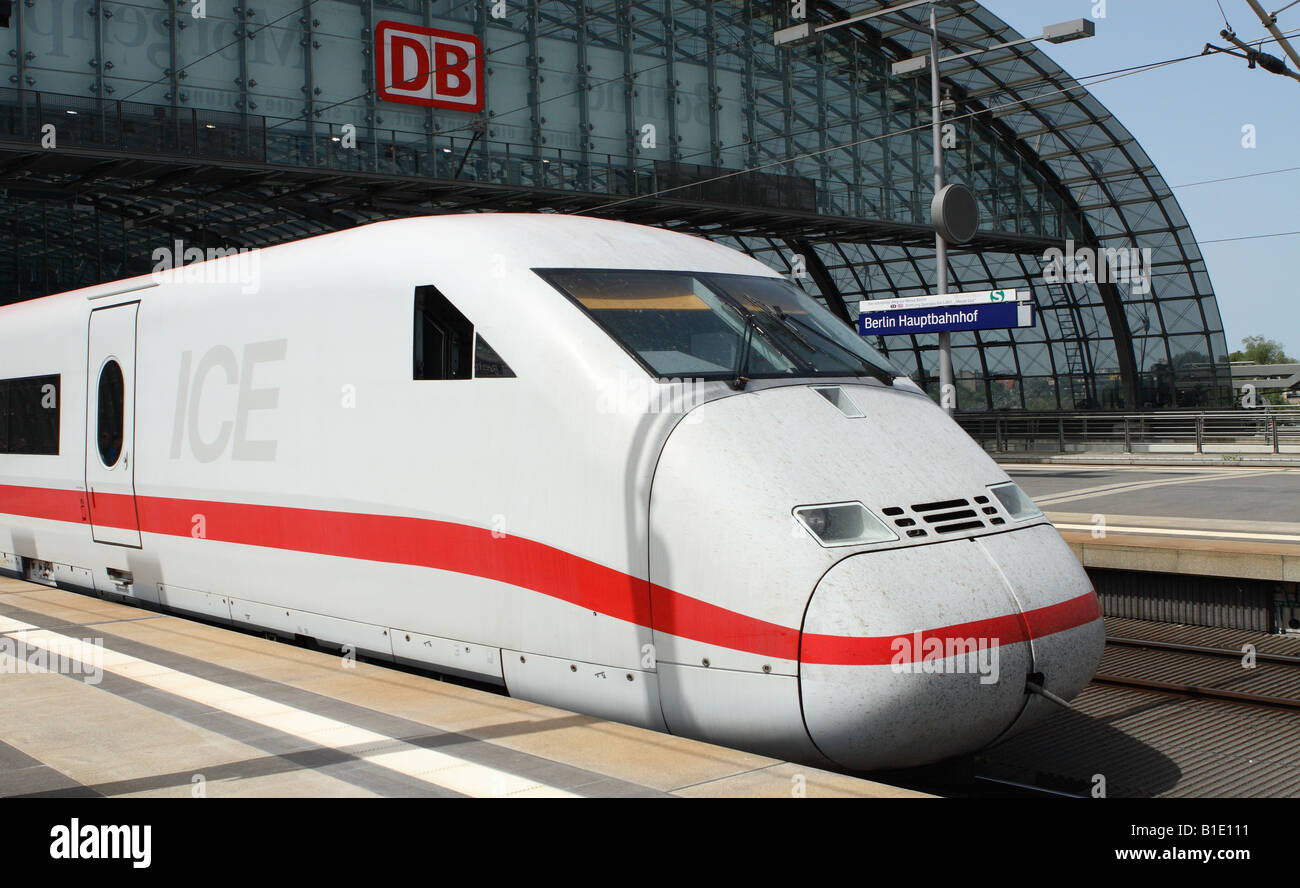 Berlin Deutschland high speed Deutsche Bahn ICE an der modernen Stadt zentralen Hauptbahnhof Stockfoto