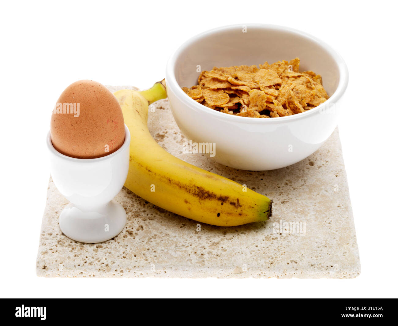 Gesundes Frühstück gekochte Ei mit Müsli und Banane Isoliert gegen einen weißen Hintergrund mit Freistellungspfaden und keine Leute Stockfoto