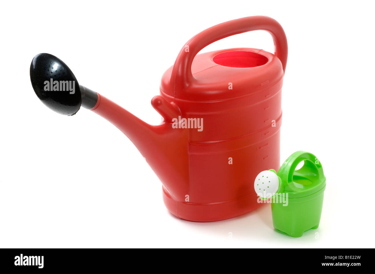 Großer 10 Liter rote Kunststoff-Gießkanne und kleine grüne aus Plastik Stockfoto