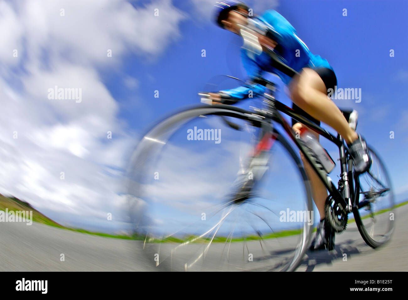 Eine weibliche Radsportler schnell entlang der Küstenstraße in Cornwall auf einem Rennrad Stockfoto