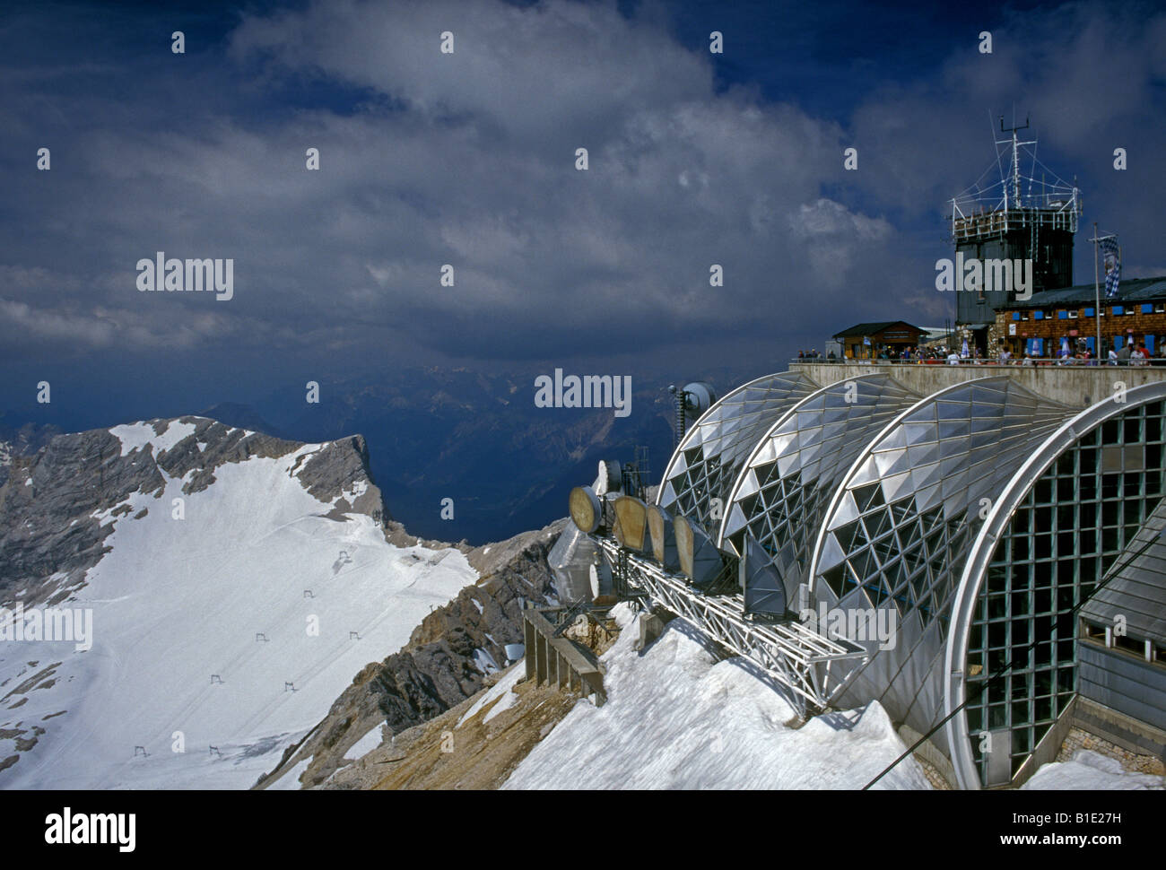 Deutsche Leute, Touristen, Essen im Restaurant im Freien, das deutsche Essen und Trinken, Zugspitze, Stadtrand Garmisch-Partenkirchen, Bayern, Deutschland, Europa Stockfoto