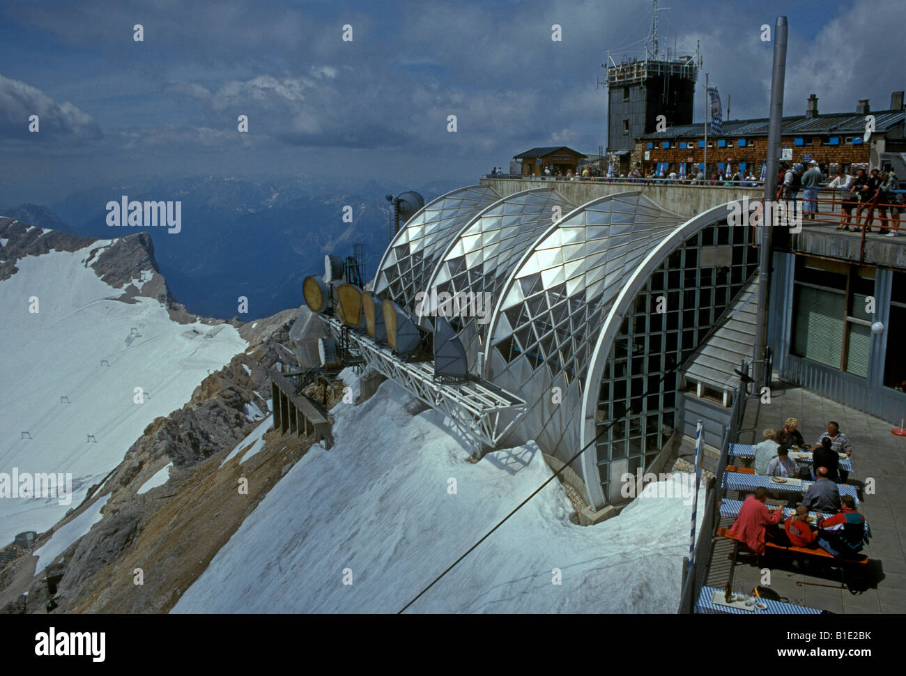 Deutsche Leute, Touristen, Essen im Restaurant im Freien, das deutsche Essen und Trinken, Zugspitze, Stadtrand Garmisch-Partenkirchen, Bayern, Deutschland, Europa Stockfoto