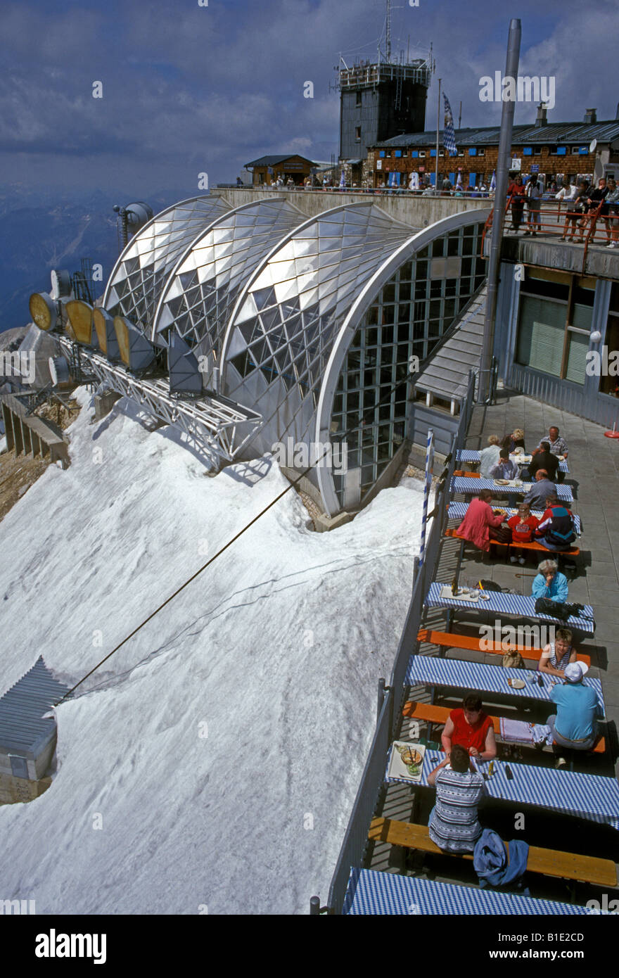 Deutsche Leute, Touristen, Essen im Restaurant im Freien, das deutsche Essen und Trinken, Zugspitze, Stadtrand Garmisch-Partenkirchen, Bayern, Deutschland, Europa Stockfoto