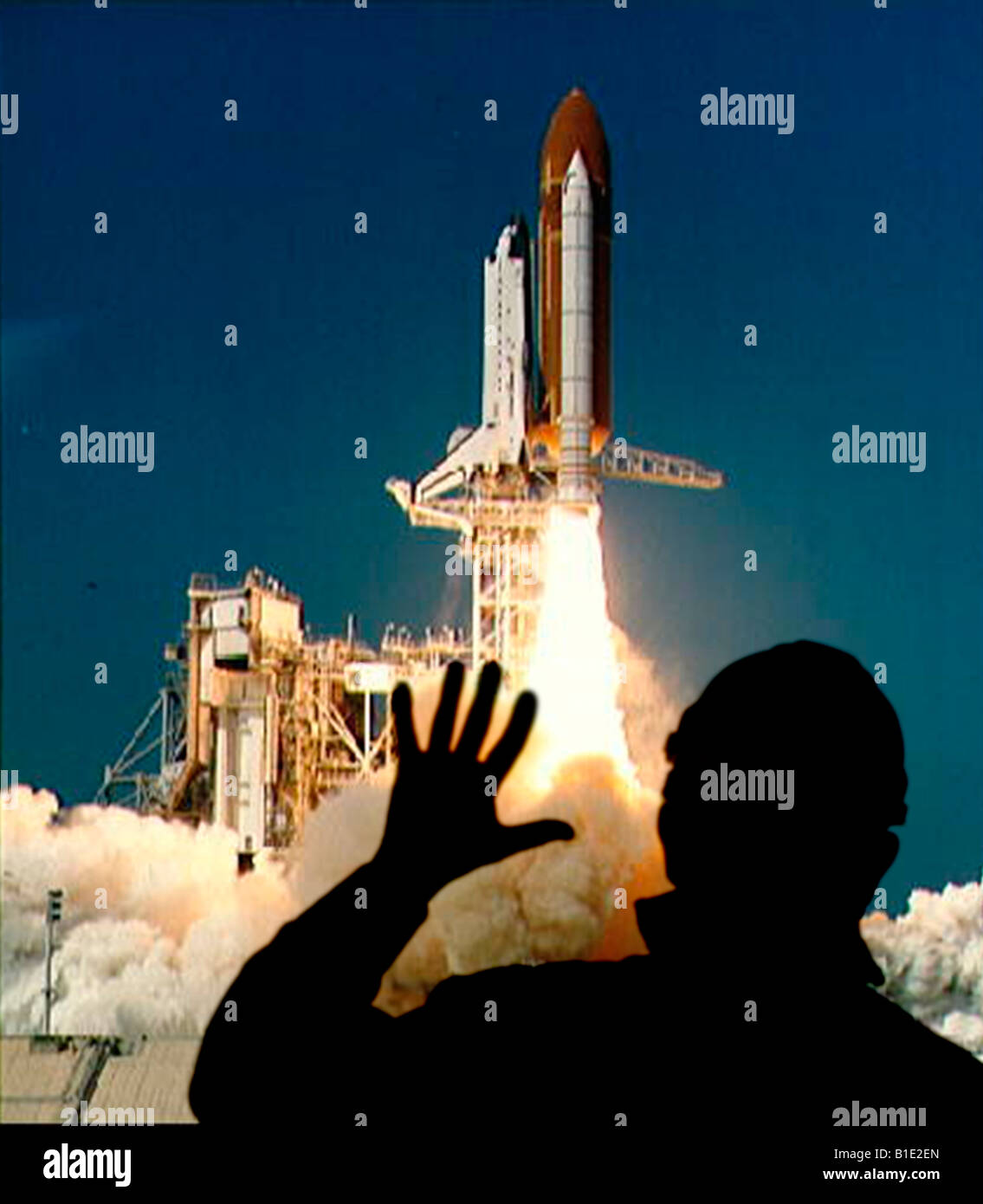 Raum-Ingenieur Signalisierung AOK wie NASA Space Shuttle in der Nacht hebt Stockfoto