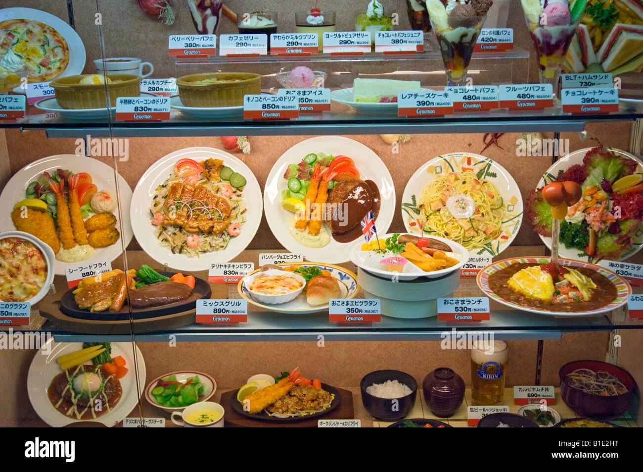 Replikat japanisches Essen und Menüelemente auf dem Display in einem Restaurant-Fenster. Chinatown, Nagasaki, Japan. Stockfoto