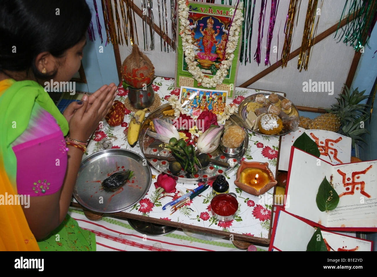 Diwali Pujan oder Laxmi Puja wird durchgeführt mit Rechnungsbüchern gesegnet durch eine Geschäftsfrau in Indien Stockfoto