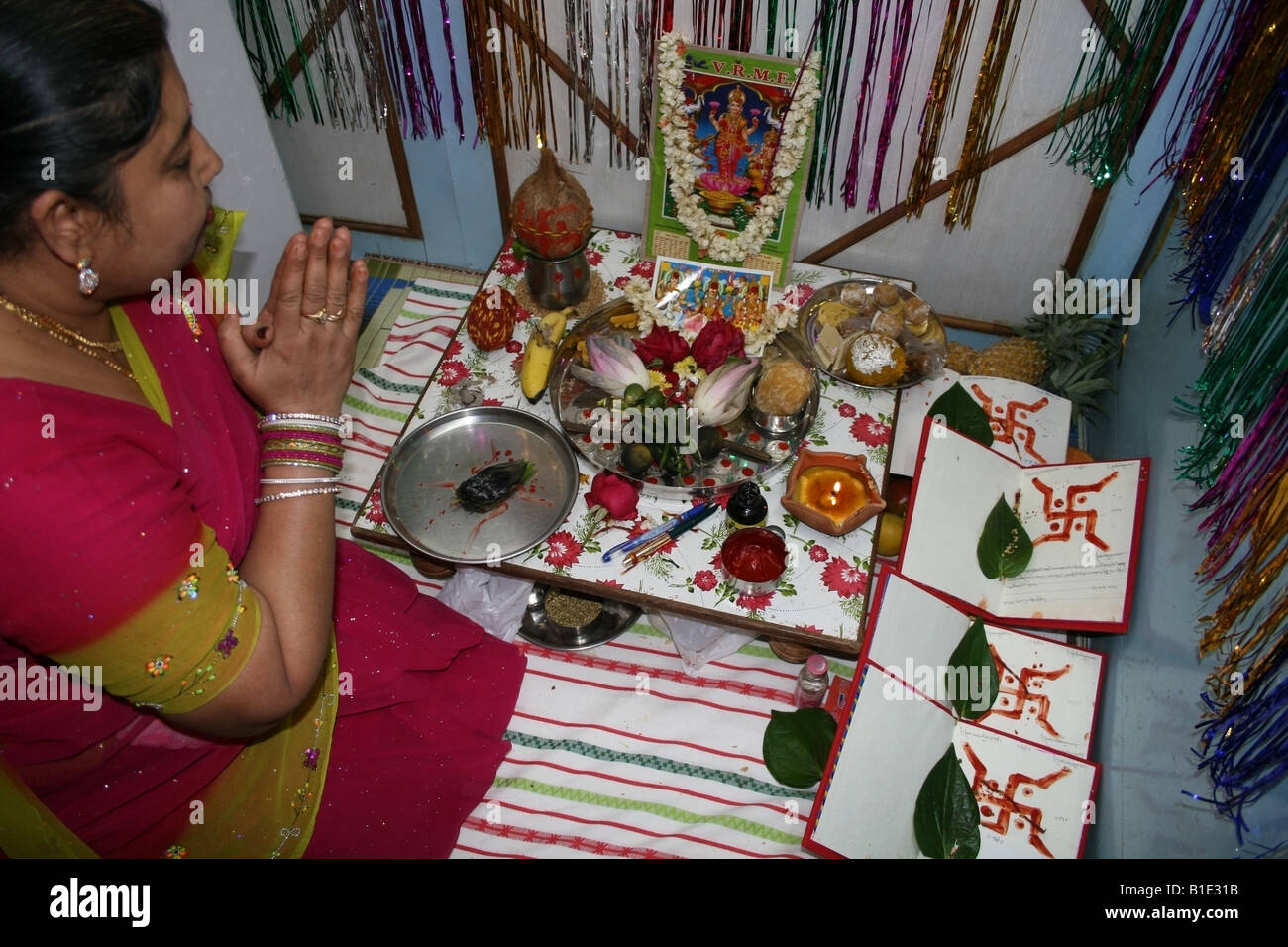 Diwali Pujan oder Laxmi Puja wird durchgeführt mit Rechnungsbüchern gesegnet durch eine Geschäftsfrau in Indien Stockfoto