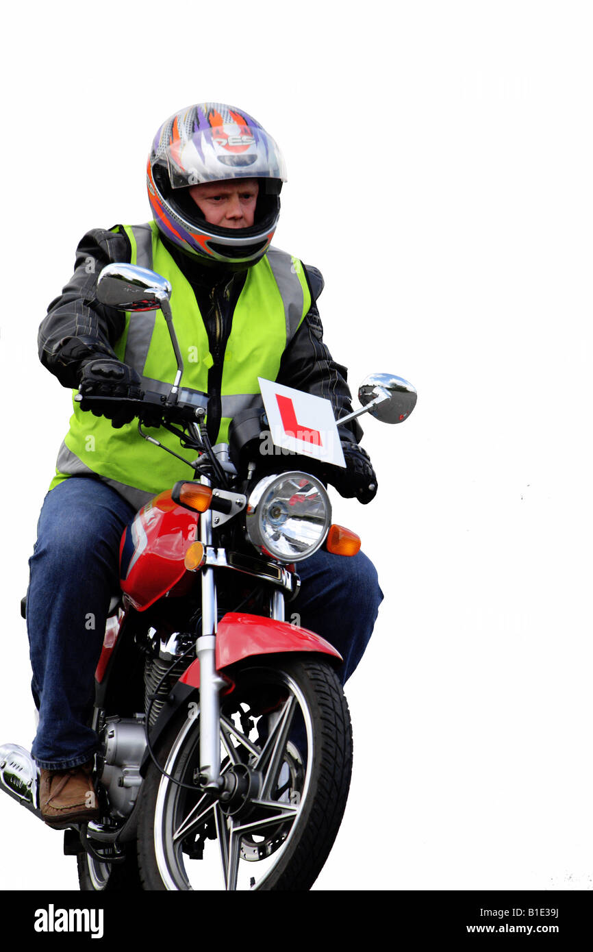 Ein junger Mann auf einer 125er Suzuki Motorrad unter seinem Cbt-Test Stockfoto