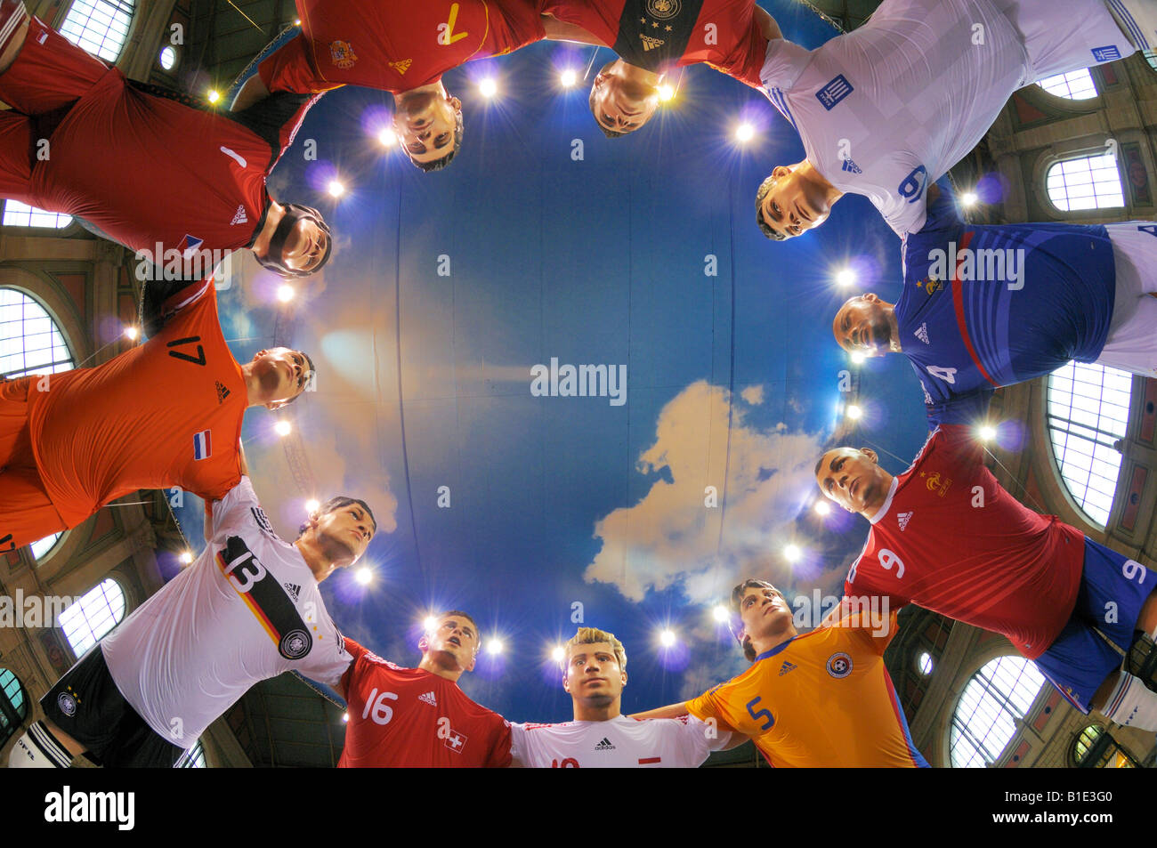 11 riesige Fußballer an der Euro 2008, Hauptbahnhof Zürich CH Stockfoto