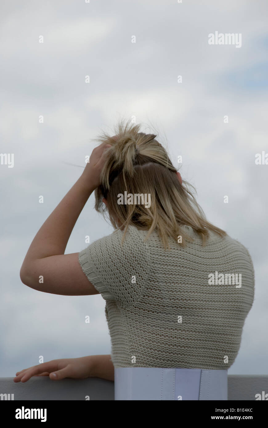 blonde weibliche Teenager stützte sich auf Barriere Stockfoto