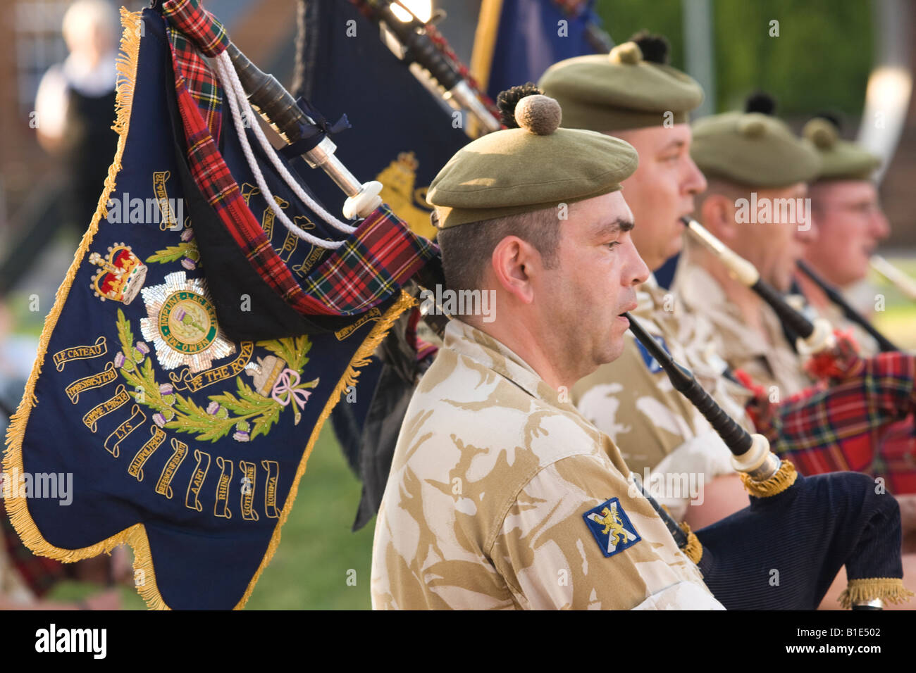 Militärkapelle der The Royal Regiment of Scotland Dudelsackpfeifer gegen den Rückzug in Dumfries Schottland, Vereinigtes Königreich Stockfoto