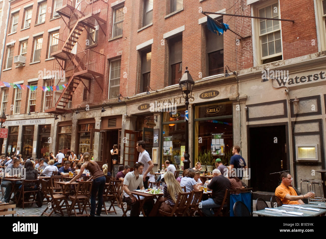 Restaurants auf der Stone Street in Lower Manhattan erstrecken sich in der geschlossenen Straße Stockfoto