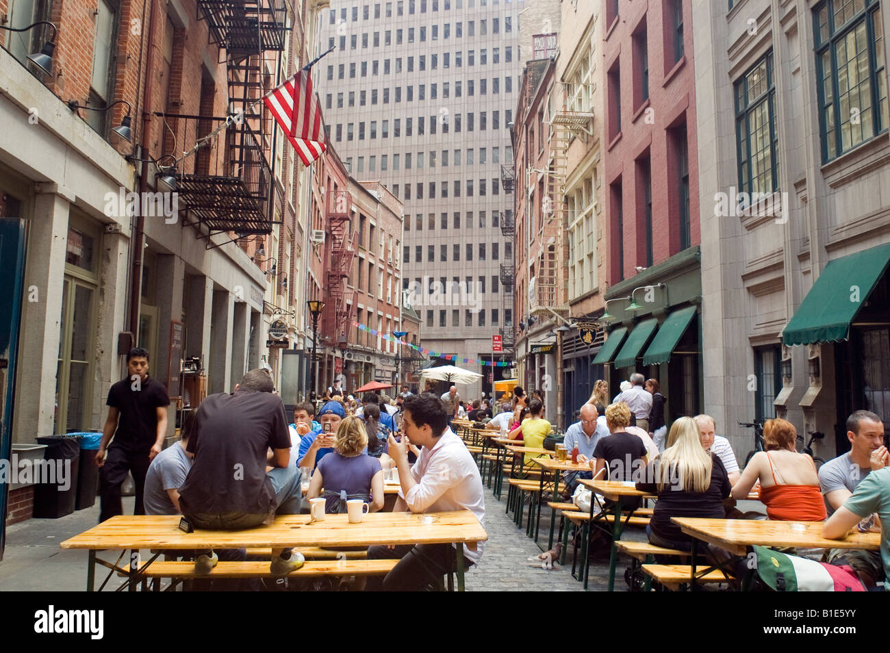 Restaurants auf der Stone Street in Lower Manhattan erstrecken sich in der geschlossenen Straße Stockfoto