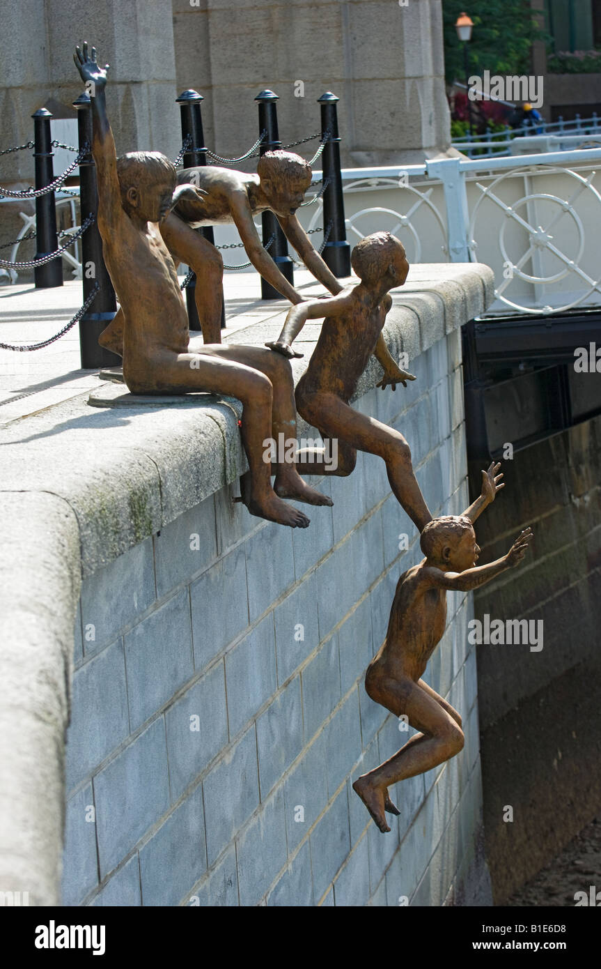 Erste Generation, eine Skulptur von fünf jungen springen in den Singapore River in der Nähe von Cavenagh Brücke in Singapur Stockfoto
