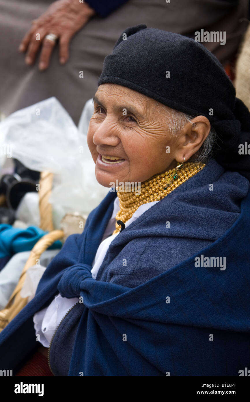 Ecuadorianische Seniorin auf Otavalo Markt im Norden Ecuadors Stockfoto