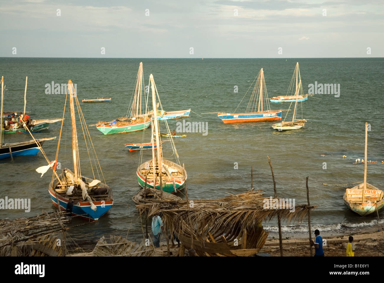Festgemachten Dhaus in der späten Nachmittagssonne im Hafen von Mocímboa de Praia, Norden Mosambiks. Stockfoto