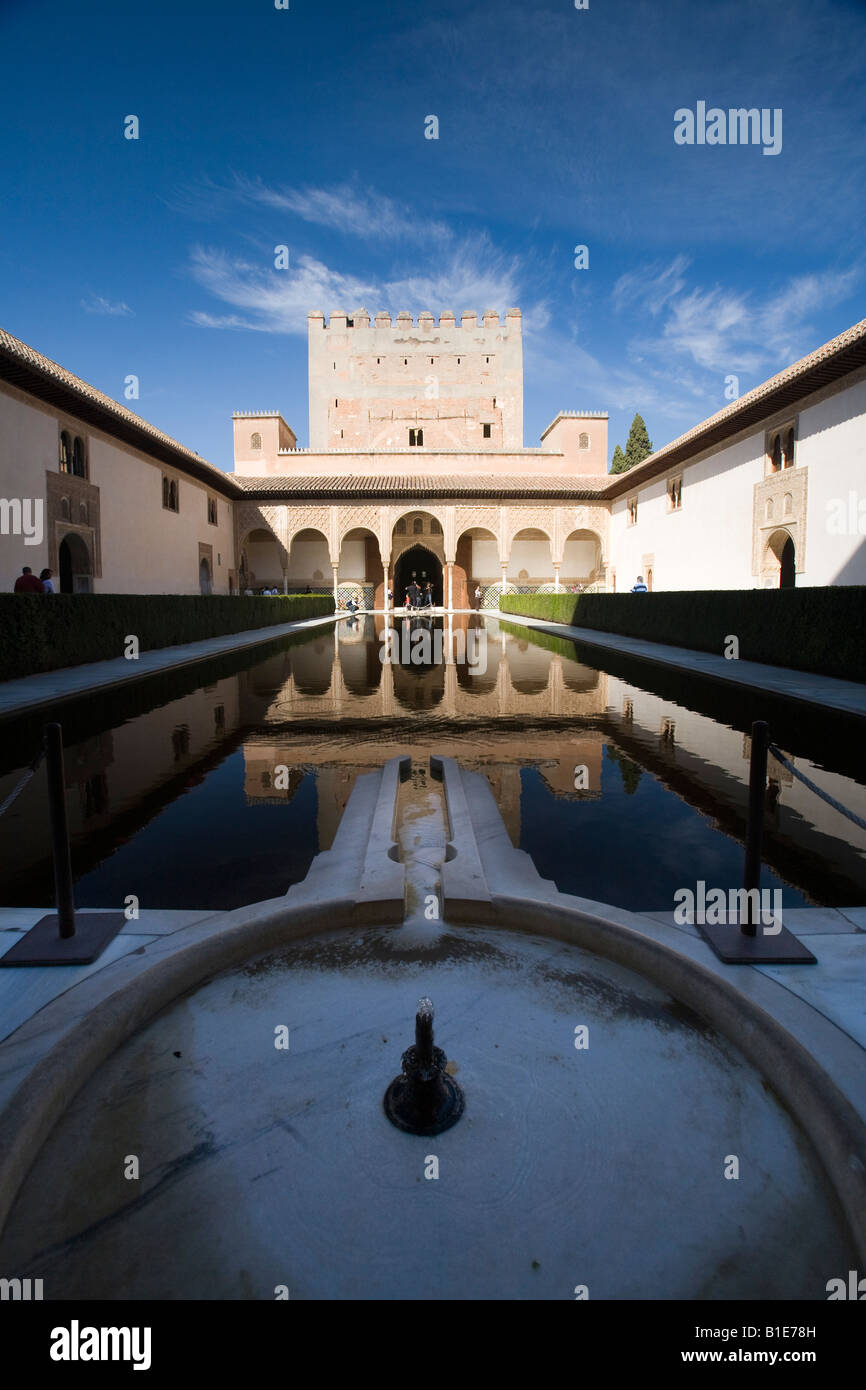 Torre de Comares und Patio de Los Mapuches, Alhambra, Granada, Spanien Stockfoto