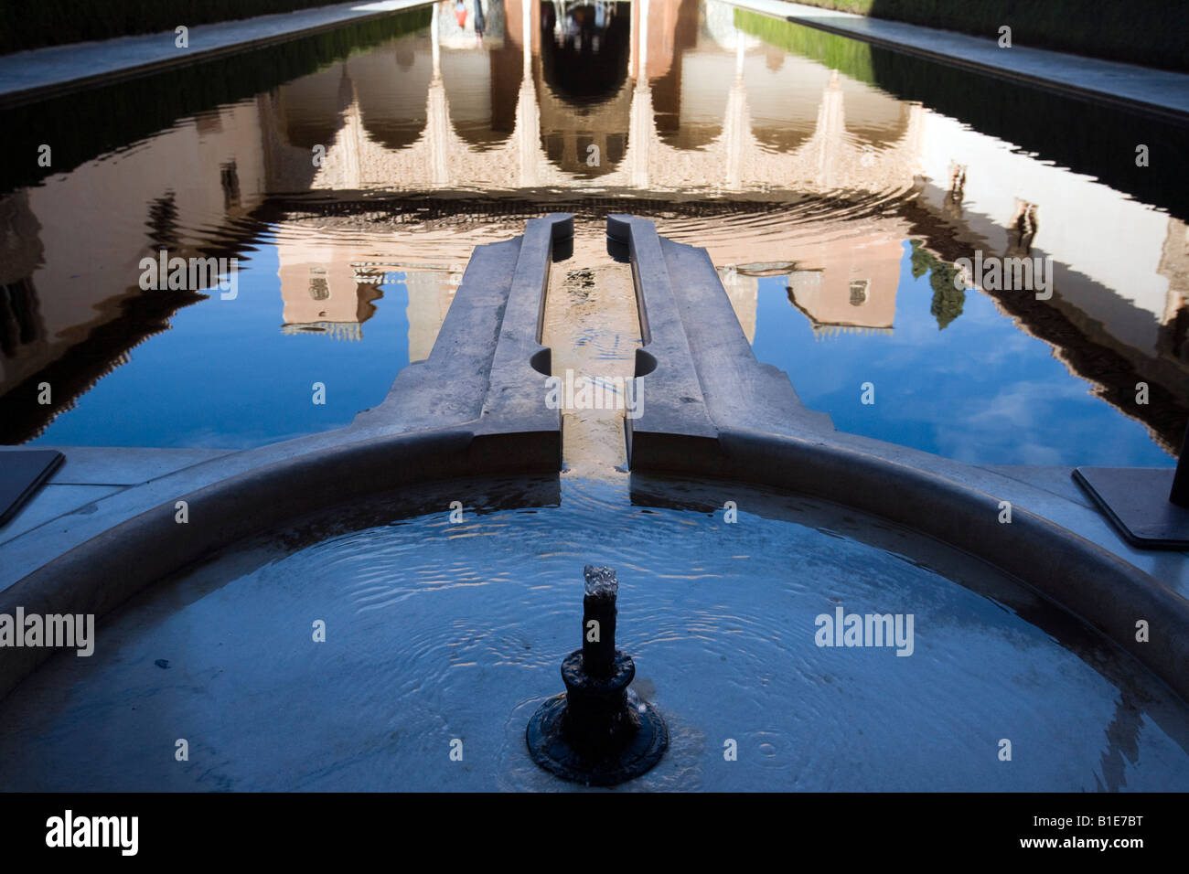 Spiegelt Bild des Torre de Comares und Patio de Los Mapuches, Alhambra, Granada, Spanien Stockfoto