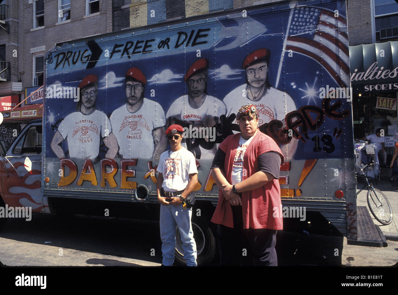 Zwei Schutzengel stehen vor ihren LKW lackiert mit einem Anti Drogen Wandbild in Brooklyn New York Stockfoto