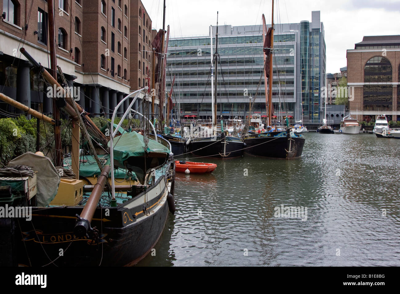 St. Katharine Docks, in der Nähe der Tower Bridge in London England Stockfoto