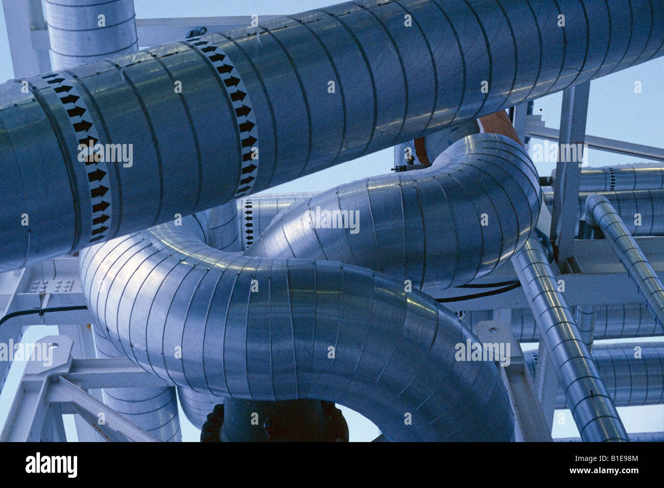 Industrierohre bilden ein geometrisches Muster USA Stockfoto