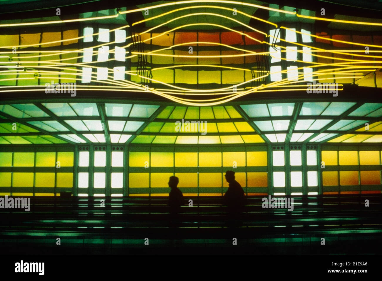 Hinterleuchtete Menschen auf Laufband in Neon beleuchteten Flur Ohare Airport Chicago Illinois USA Stockfoto