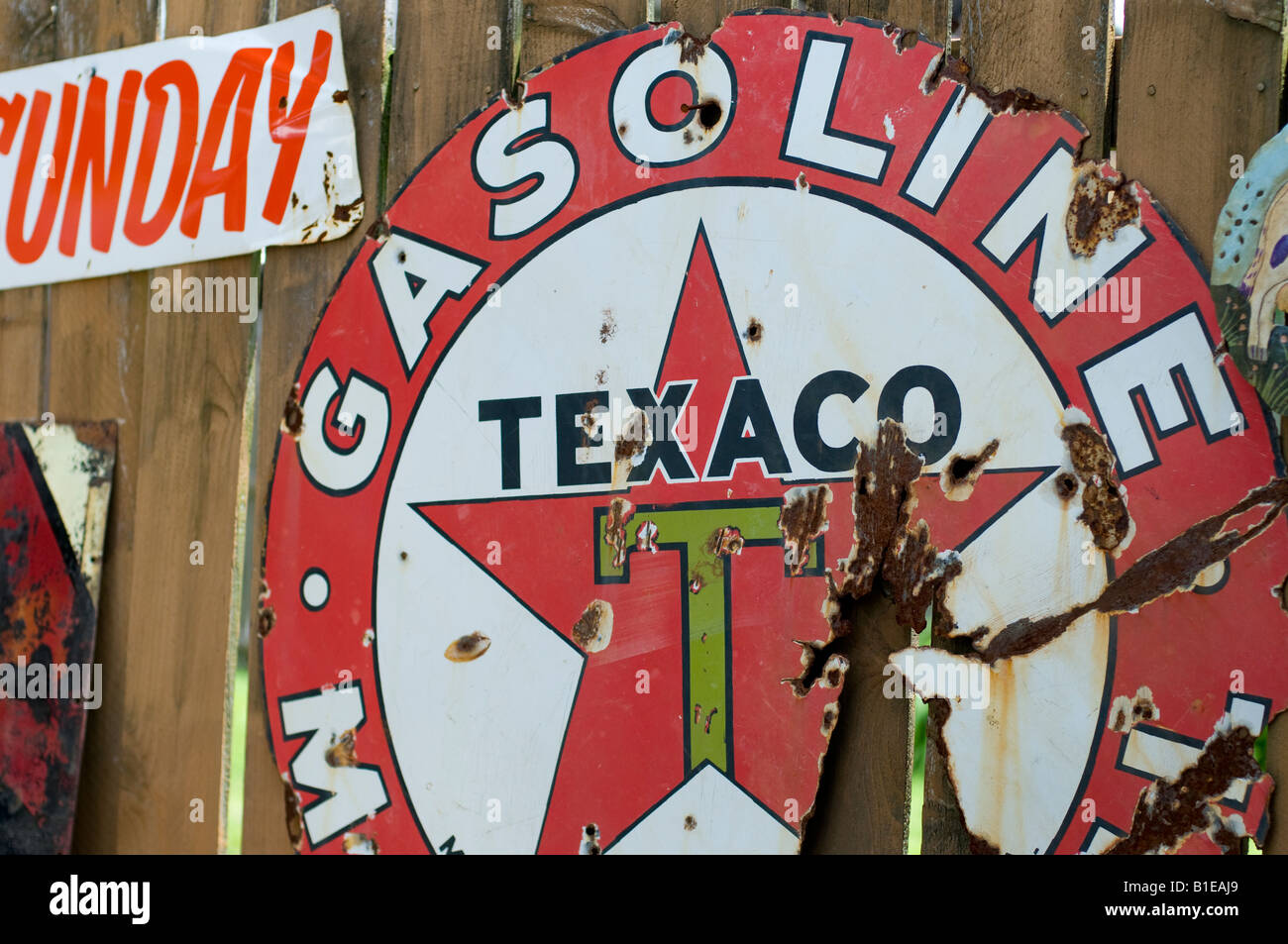 Bunten antiken Zeichen auf dem Display in einem Antiquitätengeschäft, USA. Stockfoto