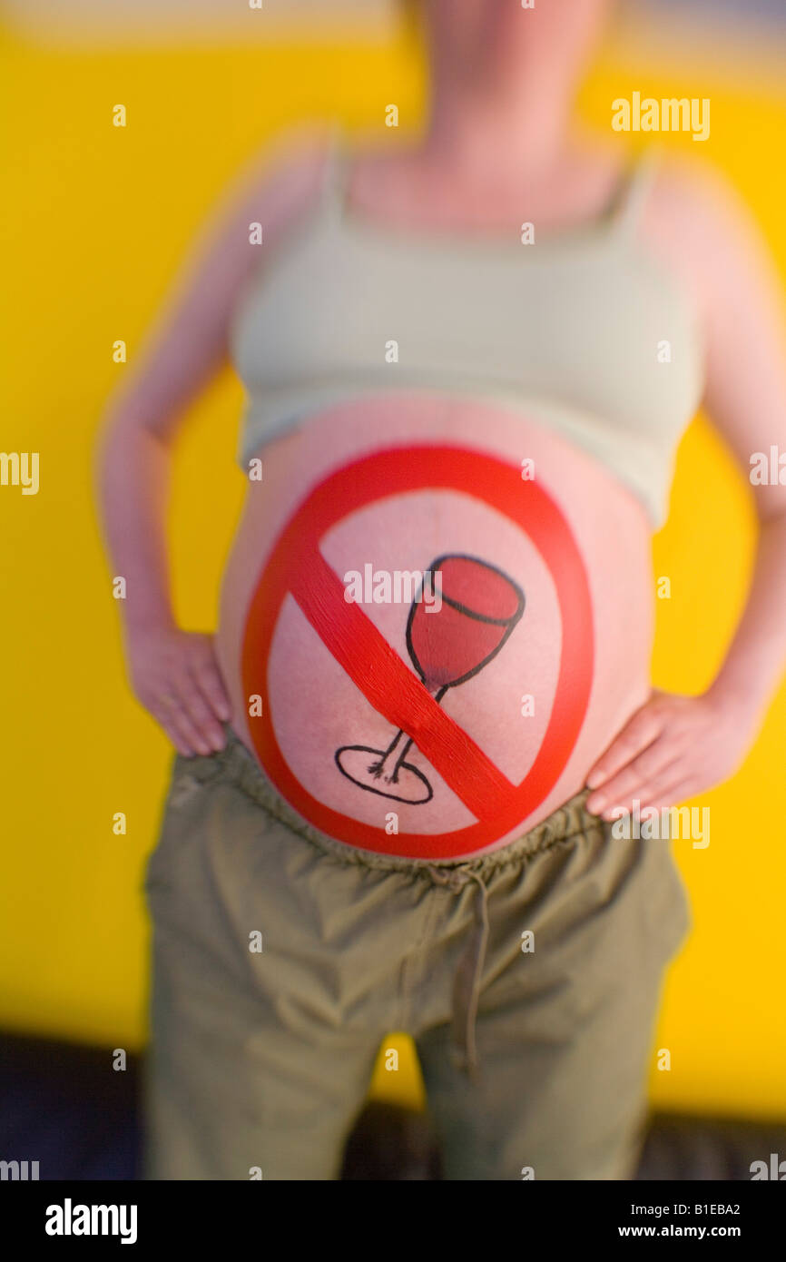 Schwangere Frau mit * kein Trinkwasser * Symbol gemalt auf dem Bauch Alaska USA Stockfoto