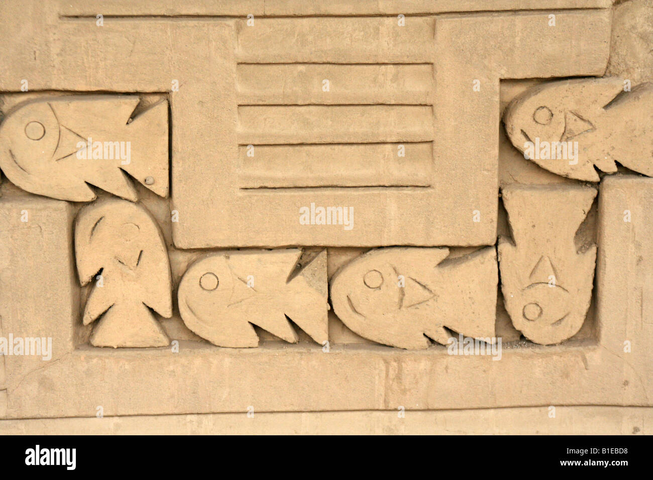 Ein geschnitztes Relief an der Chimu Ruinen von den Welten größte Adobe Stadt von Chan Chan in der Nähe von Trujillo im Norden Perus. Stockfoto