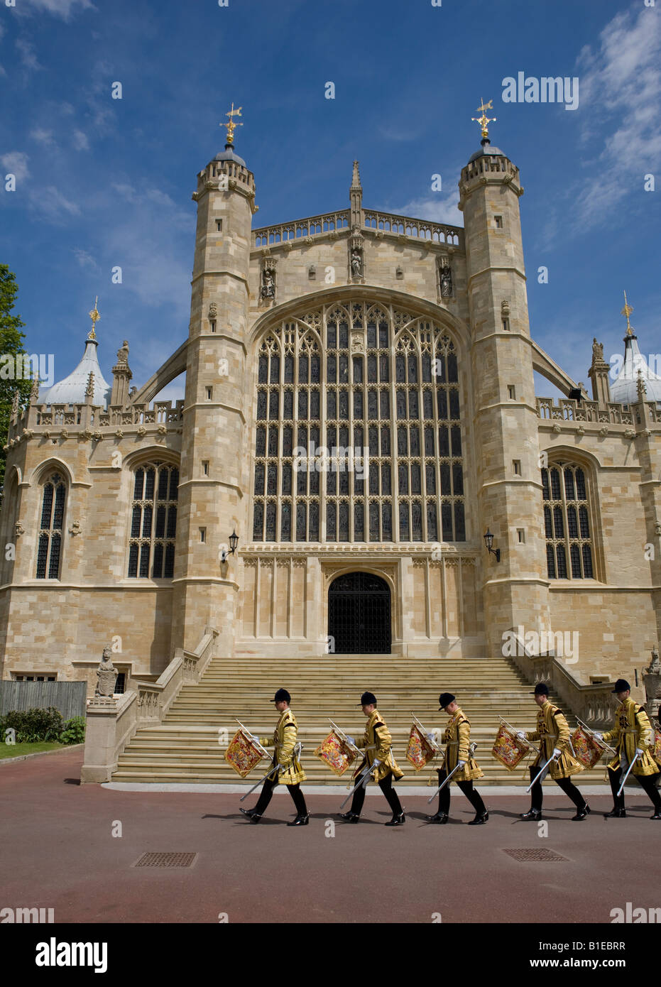 Sankt-Georgs Kapelle West Tür Eingang Schloss Windsor mit königlichen Trompeter marschieren vorbei Stockfoto