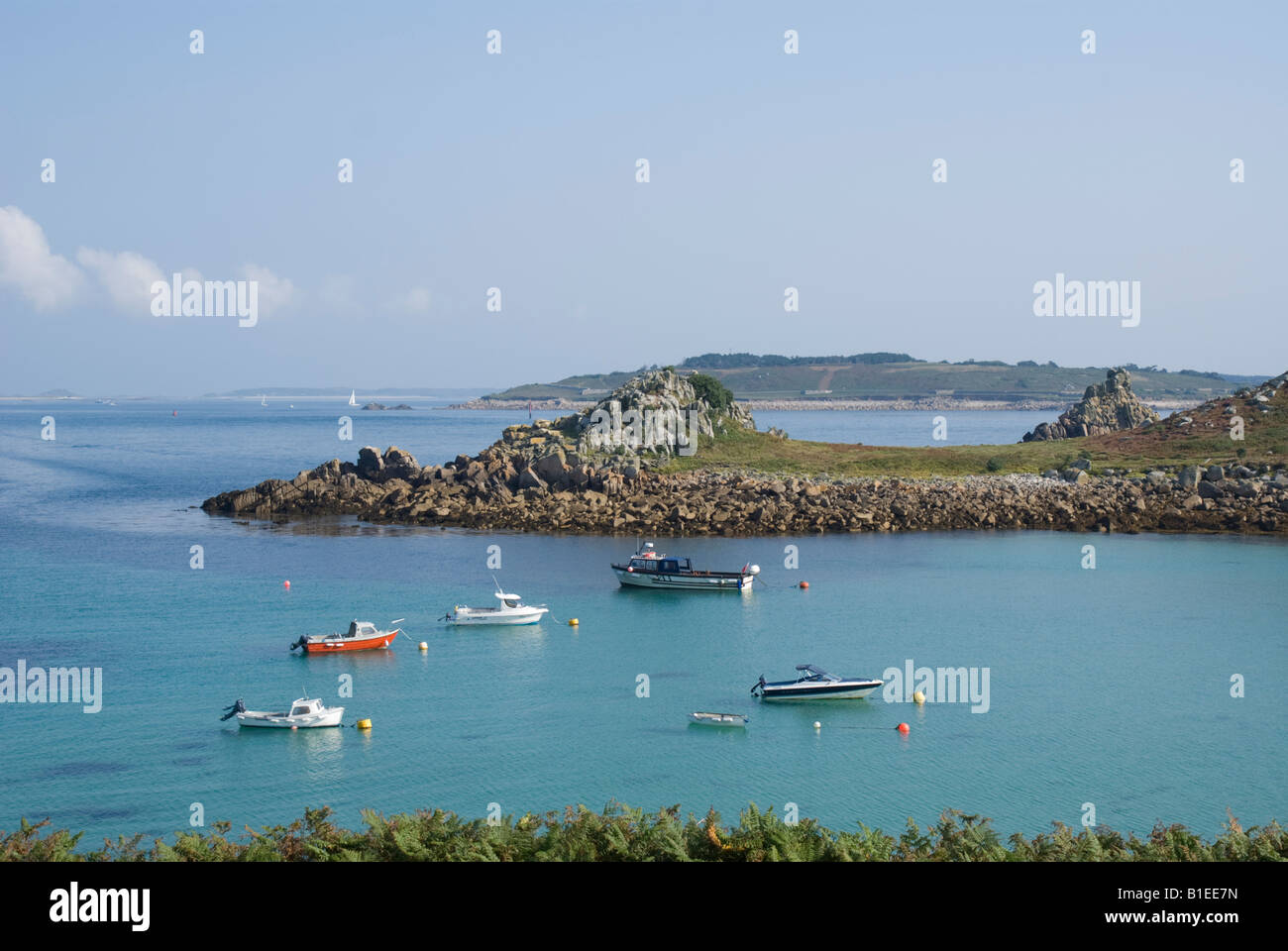 Porth Conger, St. Agnes, mit der Marienkirche im Hintergrund, Scilly-Inseln Stockfoto