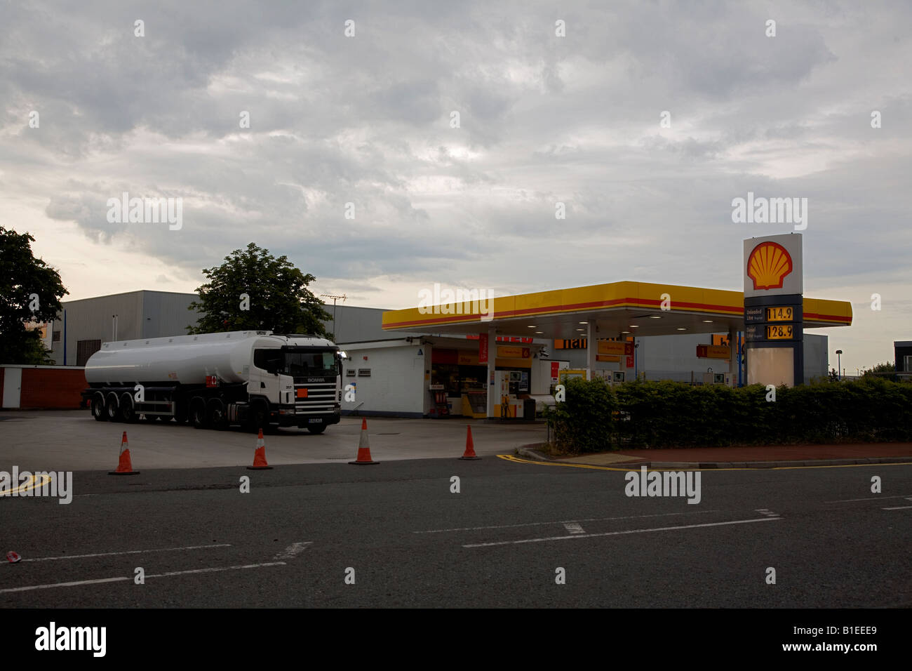 Nach dem Streik Kraftstofftanker erreicht Shell-Tankstelle in Ellesmere Port Stockfoto