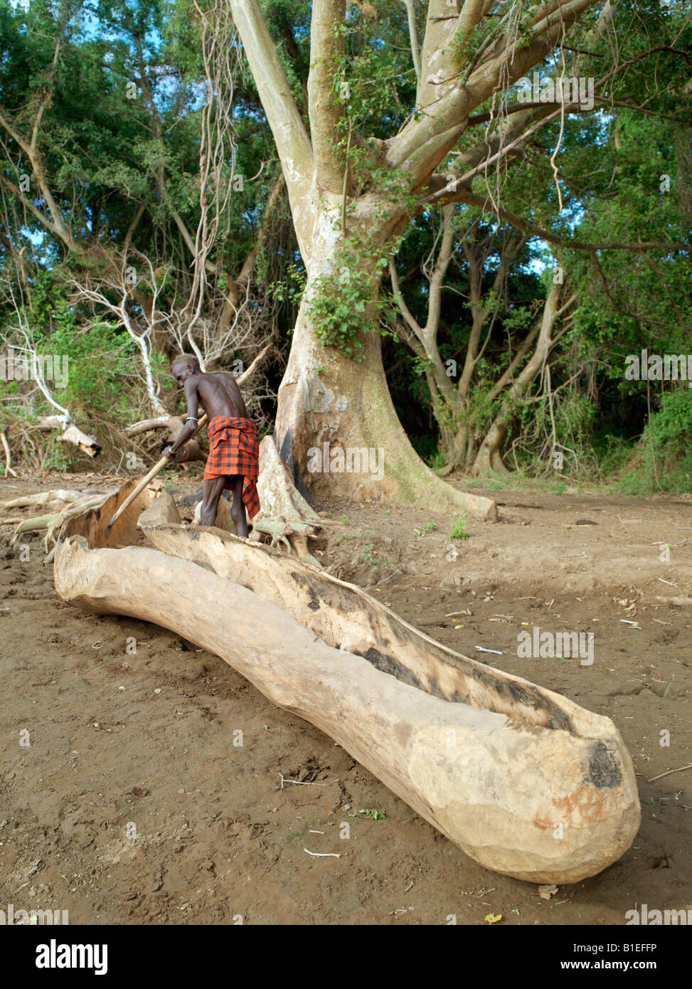Ein Dassanech Mann höhlt traditionellen hölzernen Kanus aus dem Stamm der wilden Feigenbaum. Stockfoto