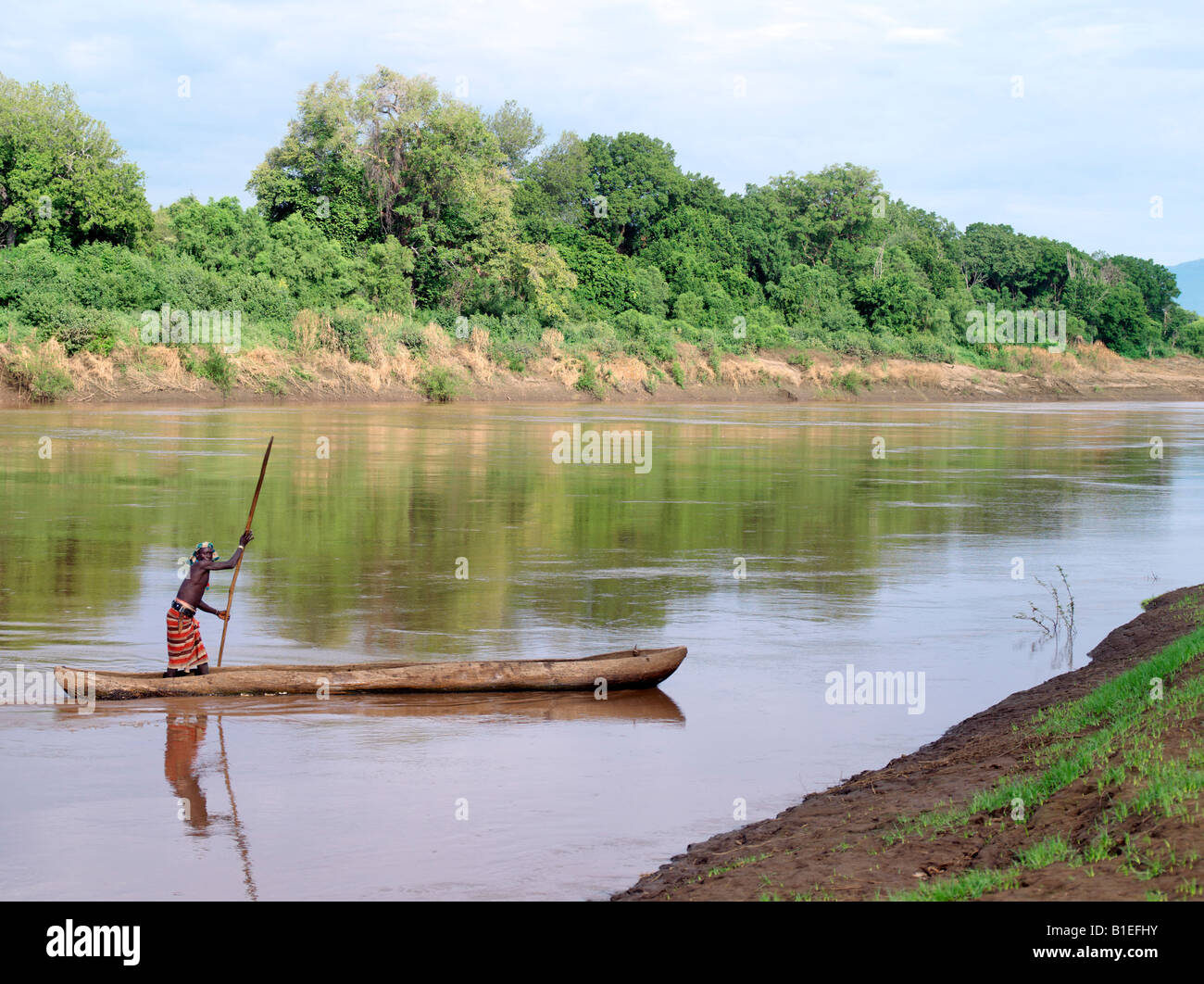 Ein Karo, die Mann Polen ein Einbaum über den Omo-Fluss Kanu. Die Karo sind ein kleiner Stamm in drei Hauptdörfer Leben. Stockfoto