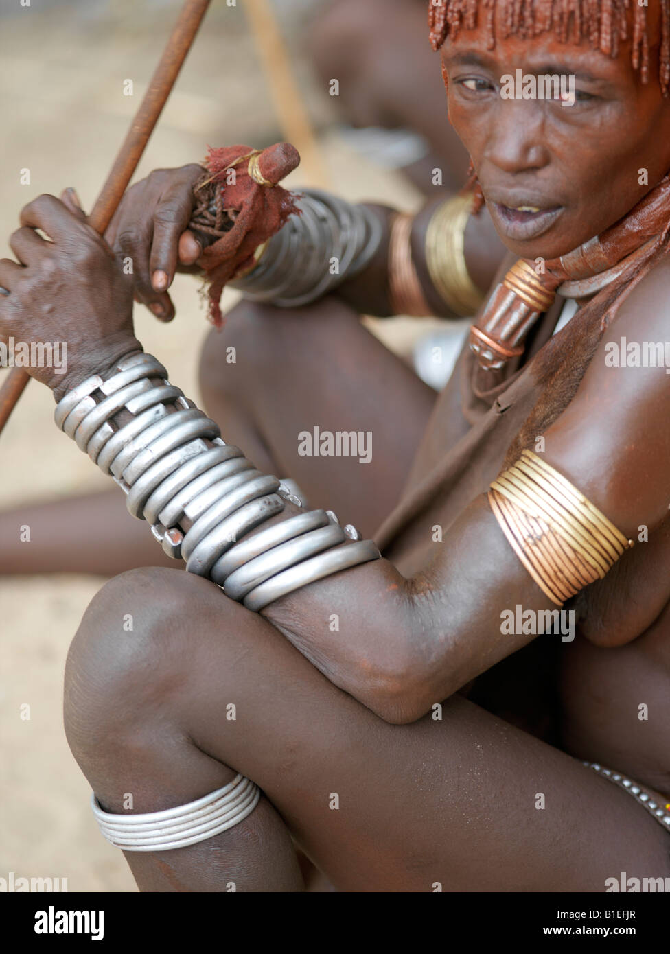 Hamar Frau Preisverleihung "Jumping des Stieres". Die Hamar sind semi-nomadische Hirten Südwesten Äthiopiens. Stockfoto