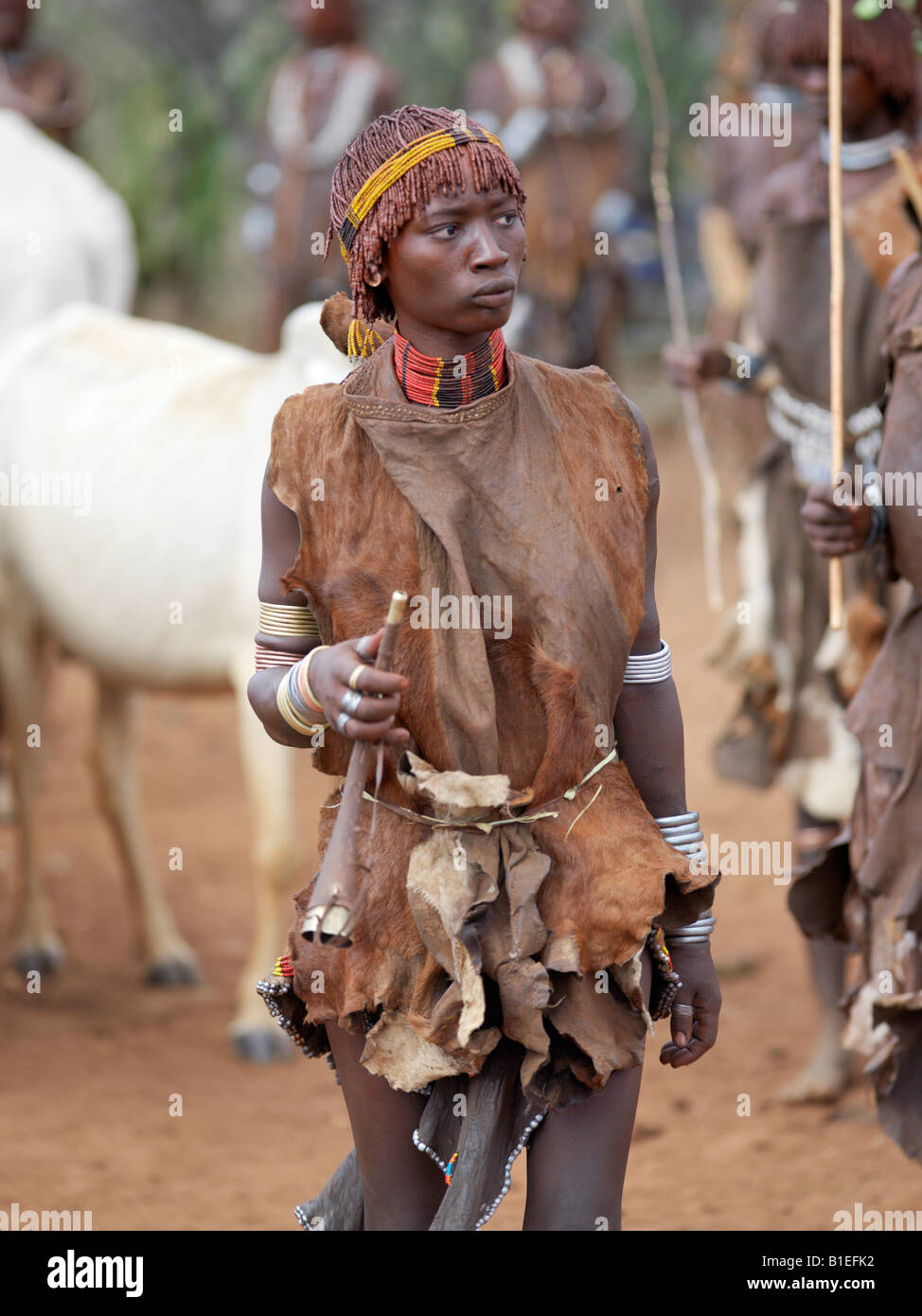 Eine Hamar Frau hält eine Zinn Trompete "Jumping des Stieres" Preisverleihung. Die Hamar sind semi-nomadische Hirten. Stockfoto