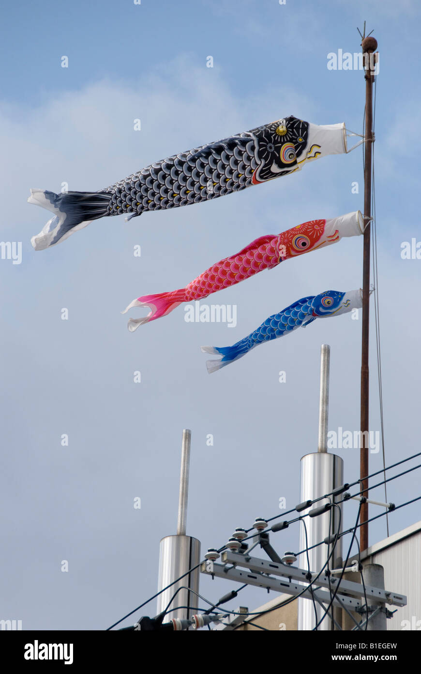 Kyoto, Japan. Windsocken aus Papierkarpfen (koinobori) wurden über ein Gebäude geflogen, um den Kindertag (5. Mai) zu markieren. Karpfen stellen viel Glück dar Stockfoto