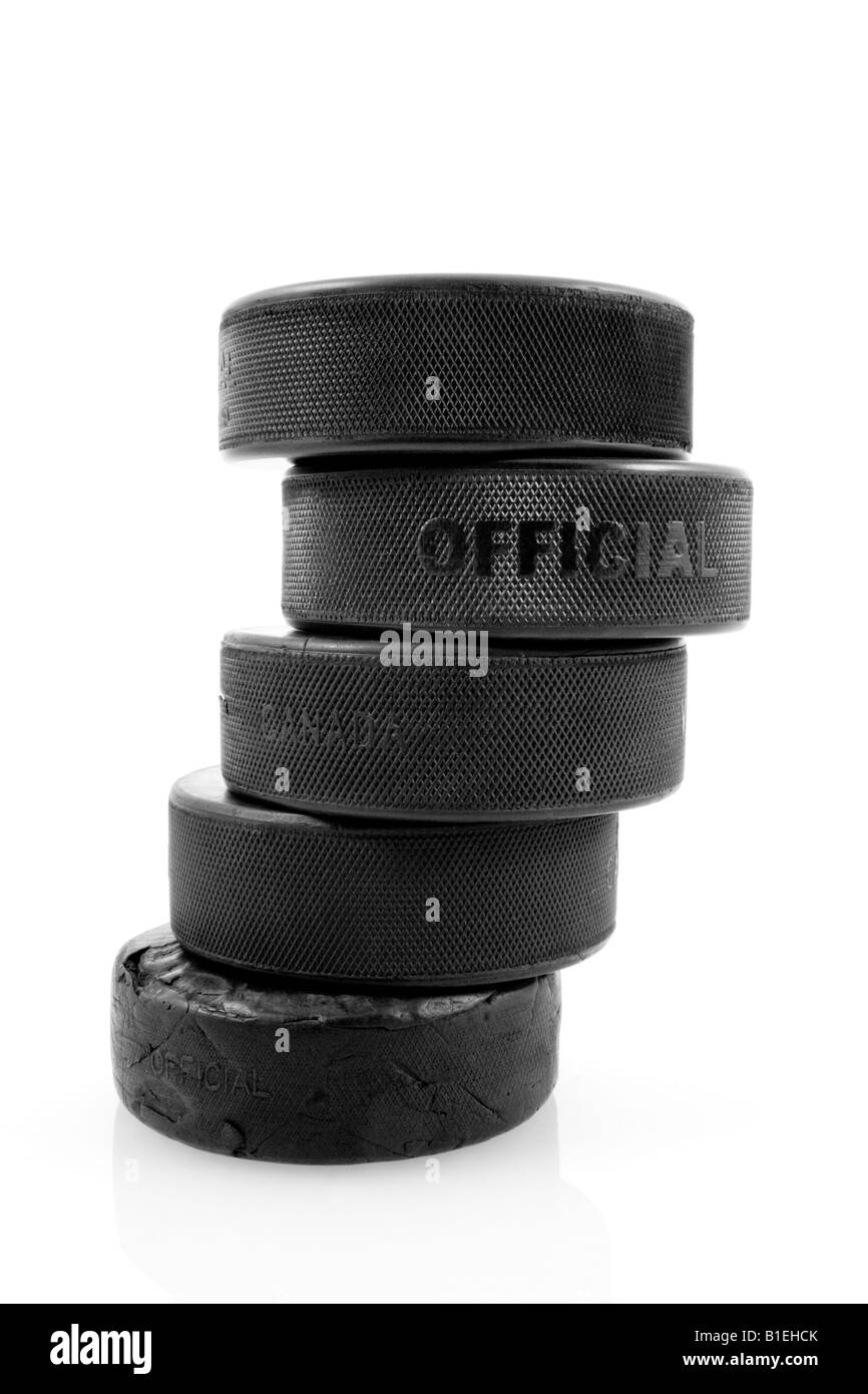 Fünf Eishockeypucks mit Reflexion. Stockfoto