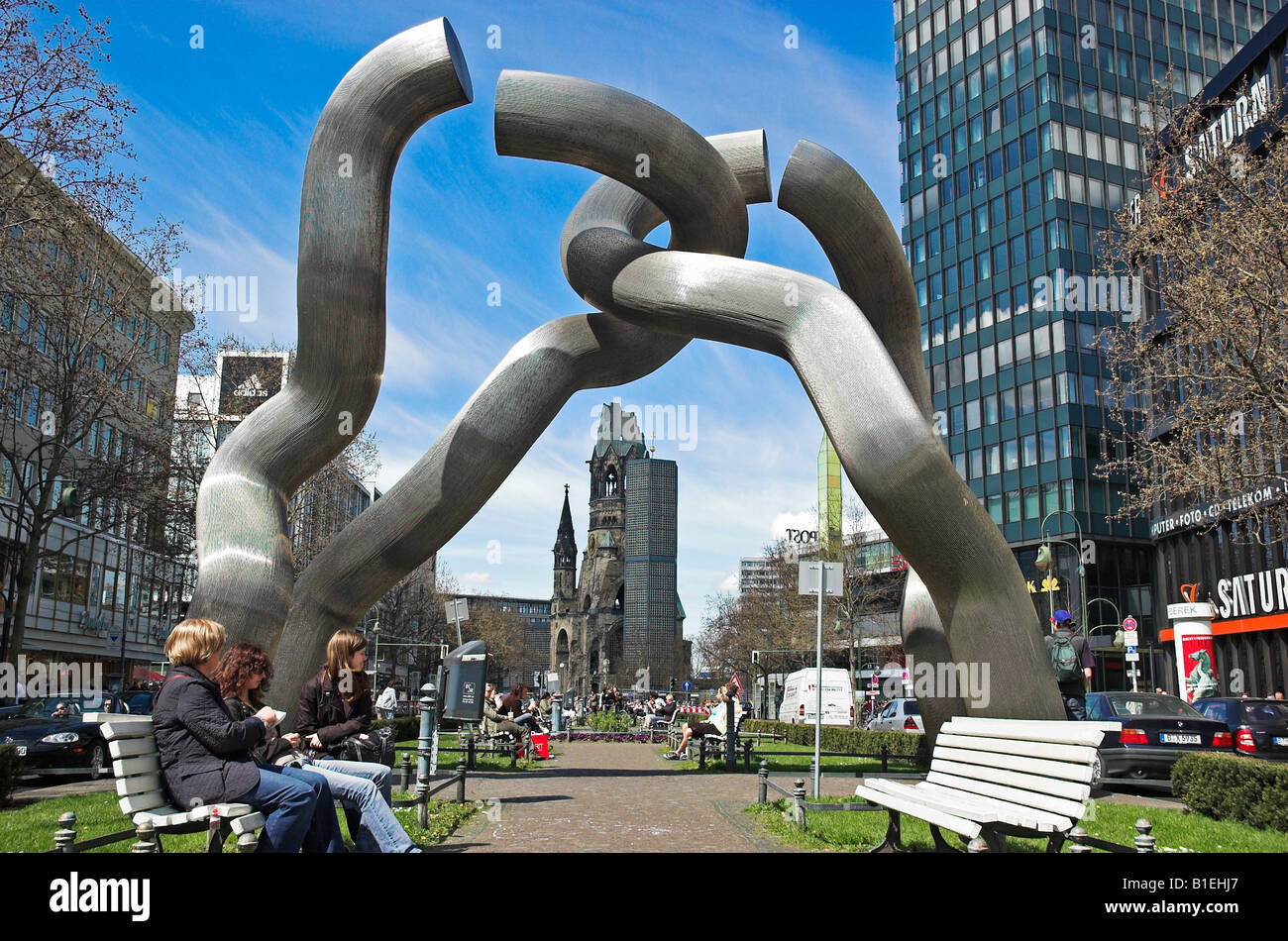 Moderne Skulptur und Kaiser Wilhelm Memorial Church Kurfürstendamm Berlin Deutschland April 2008 Stockfoto