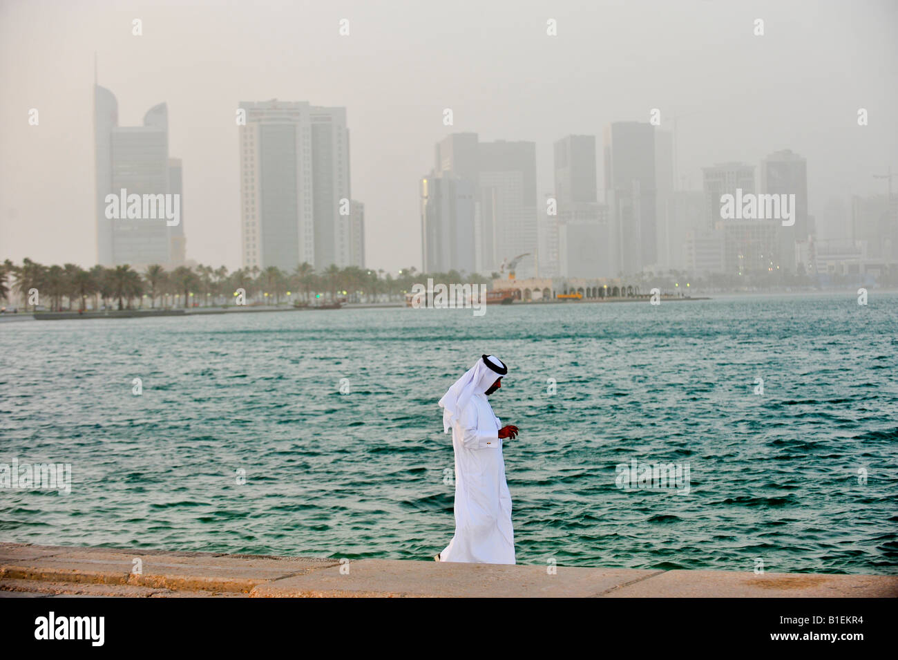Arabisch, Katar in traditionell mit Hintergrund von Doha City Stockfoto
