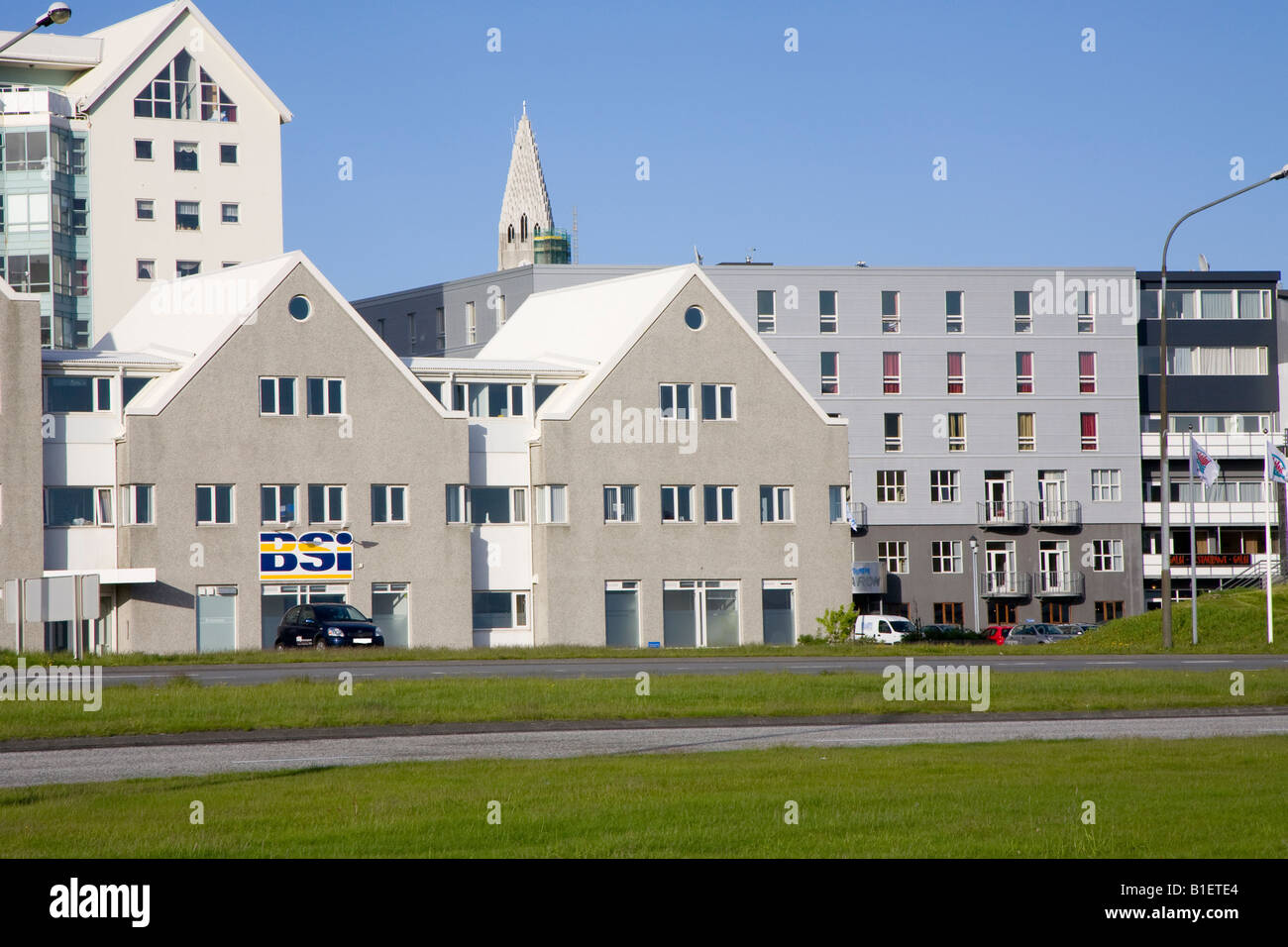 Moderne Gebäude auf der Hafenpromenade in Reykjavik, Island Stockfoto