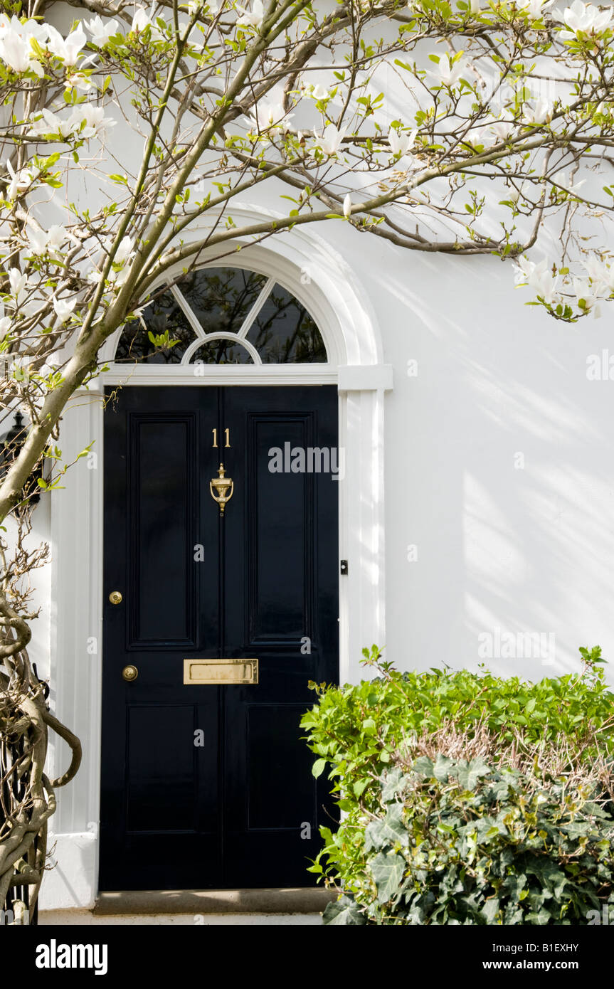 eine schwarze Tür aus einem viktorianischen Haus in Richmond, Surrey, England Stockfoto