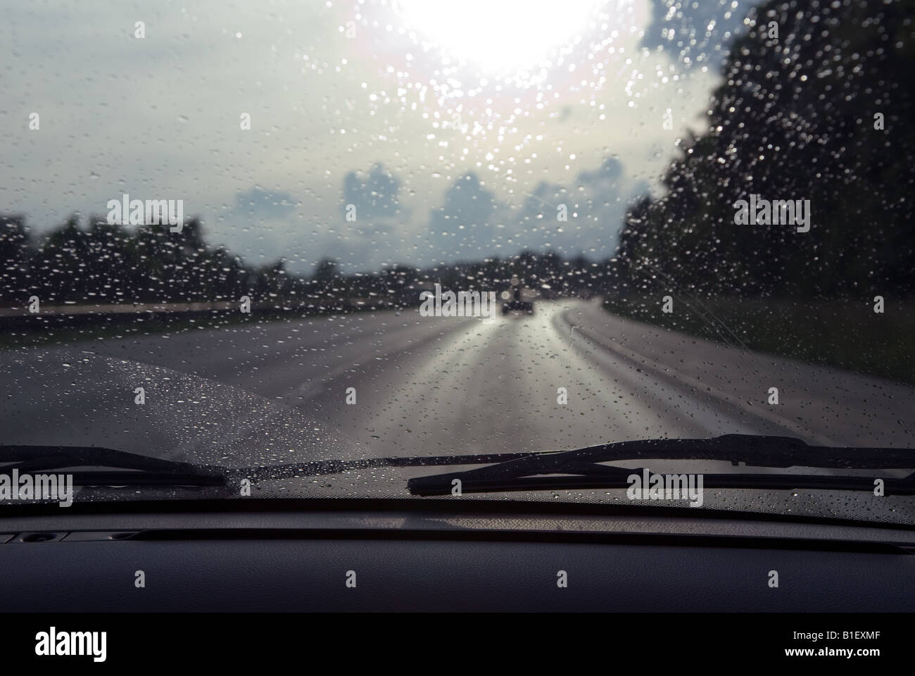 Regen Sie auf das Fenster eines Autos auf der Autobahn A45 in der Nähe von Hessen, Nordrhein-Westfalen, Deutschland. Stockfoto