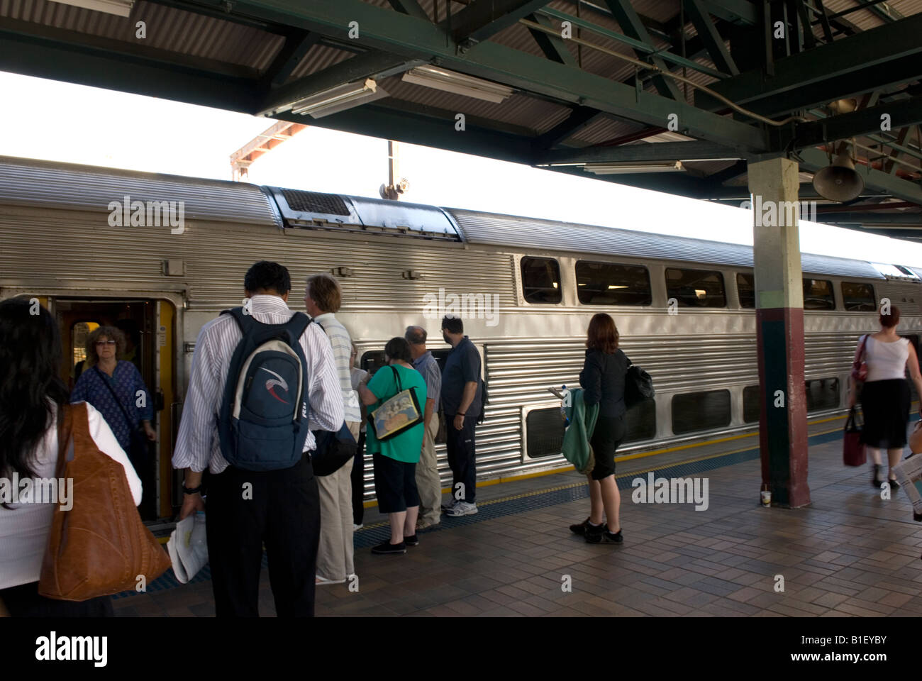 Passagiere an Bord einen Doppelstock-Zug am Hauptbahnhof, Sydney, Australien Stockfoto