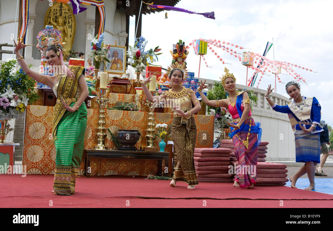 Traditionelle Thai Tänzer außereuropäischen London Peace Pagoda Batersea Park Stockfoto