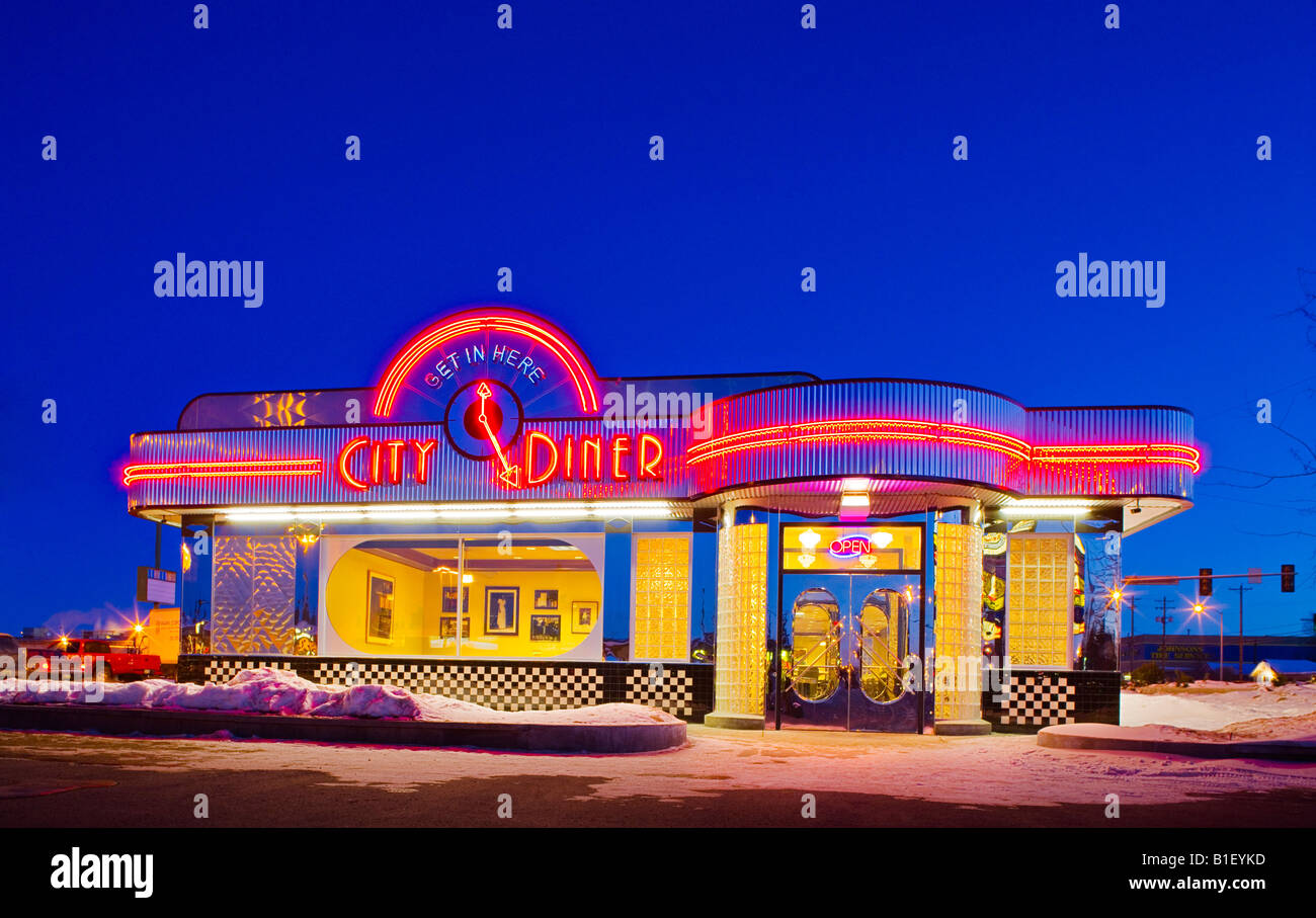 Retro 60er Jahre aussehende Diner mit silbernen Trim und Neonröhren in der Dämmerung in Anchorage, Alaska. Stockfoto