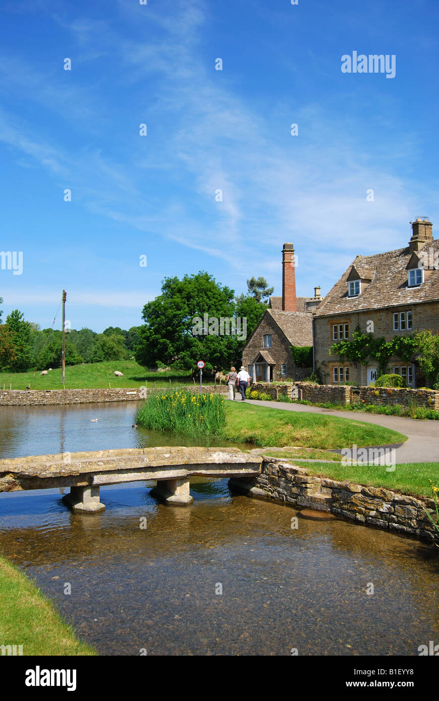 Steinbrücke über den Fluss Auge, Lower Slaughter, Gloucestershire, Cotswolds, England, Vereinigtes Königreich Stockfoto