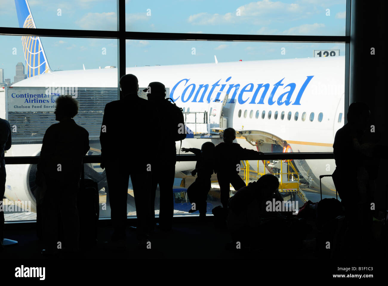 Passagiere, die am Gate auf einen Continental-Flug warten, Newark Airport NJ Stockfoto